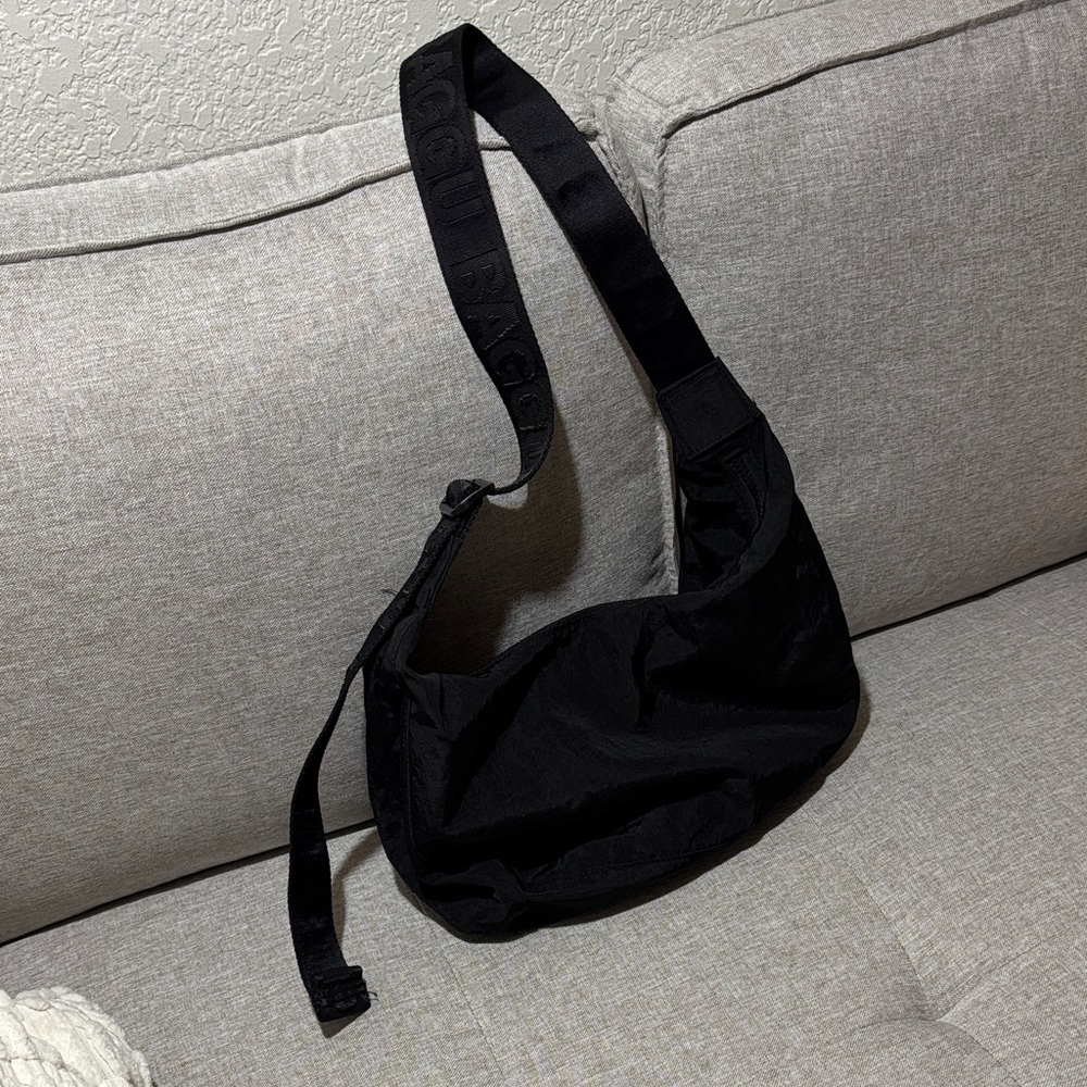 Black medium crescent Baggu